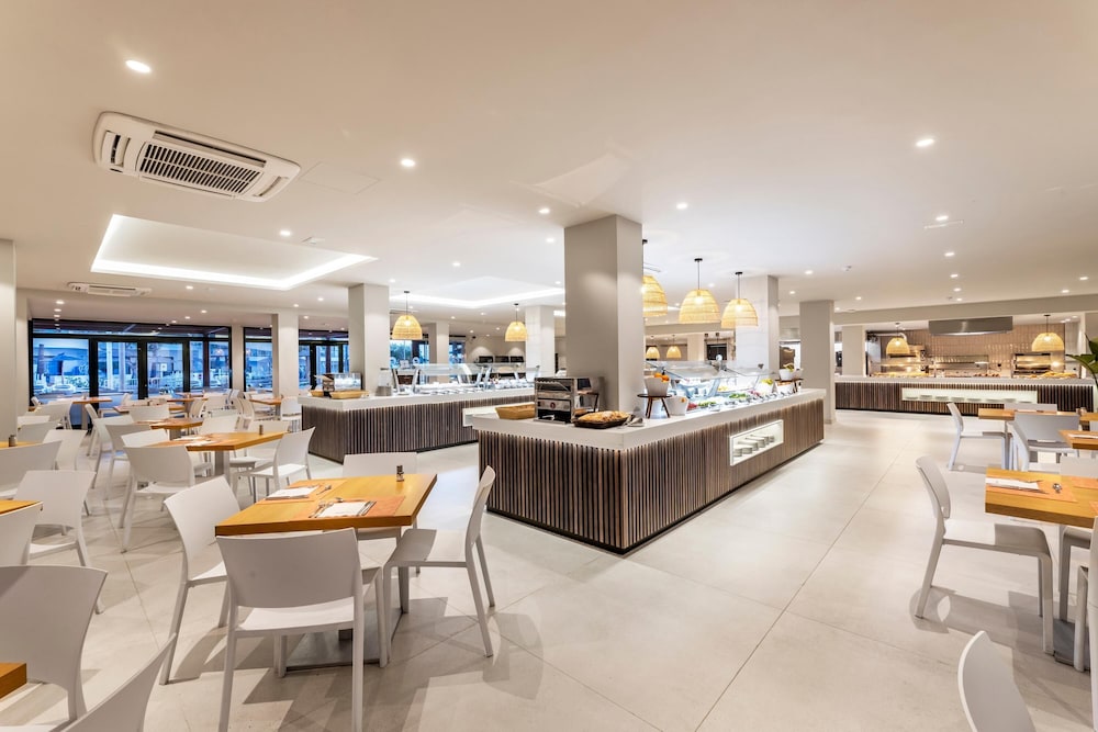 THB Flora Aparthotel — Restaurant & bars in Puerto del Carmen, Canary Islands