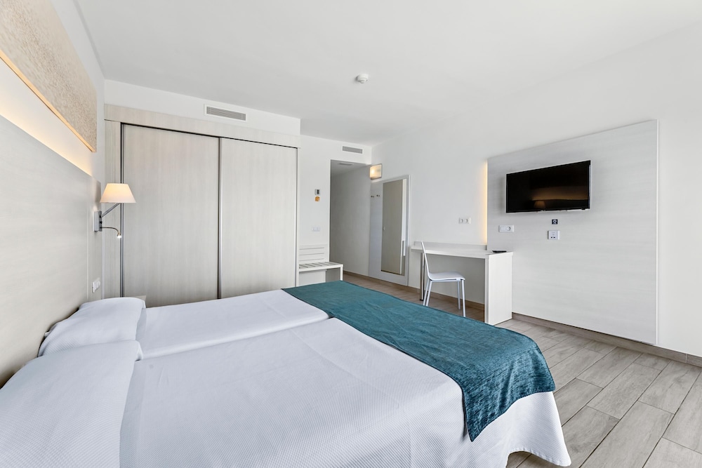 THB Flora Aparthotel — Hotel rooms in Puerto del Carmen, Canary Islands