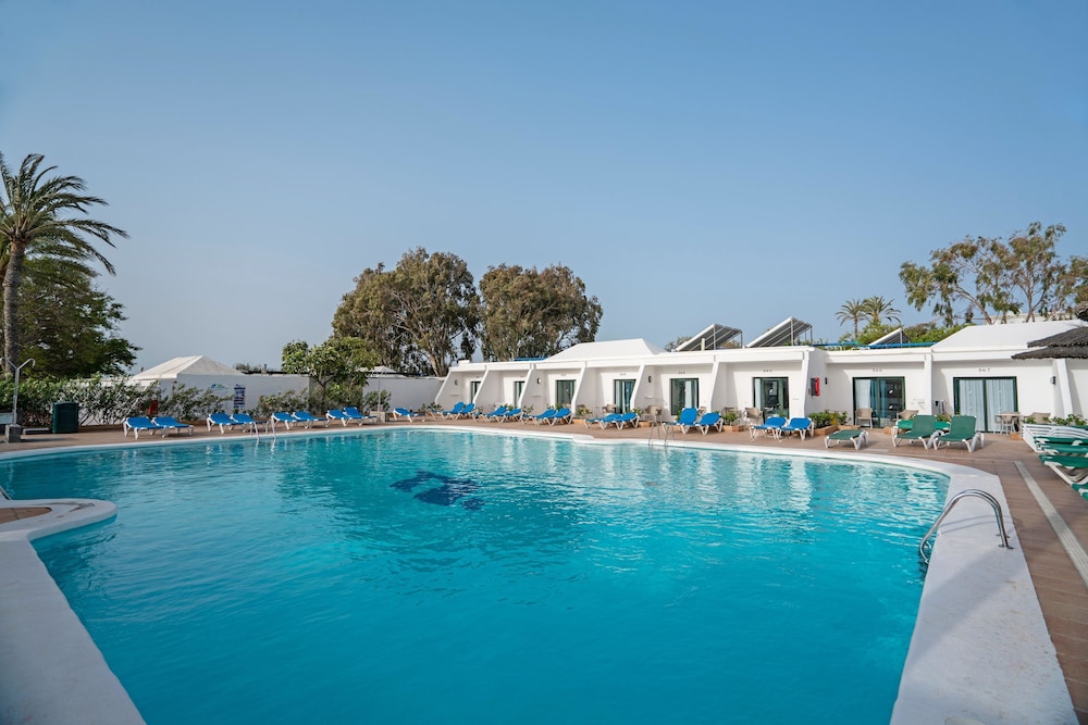 THB Flora Aparthotel — Swimming pool in Puerto del Carmen, Canary Islands