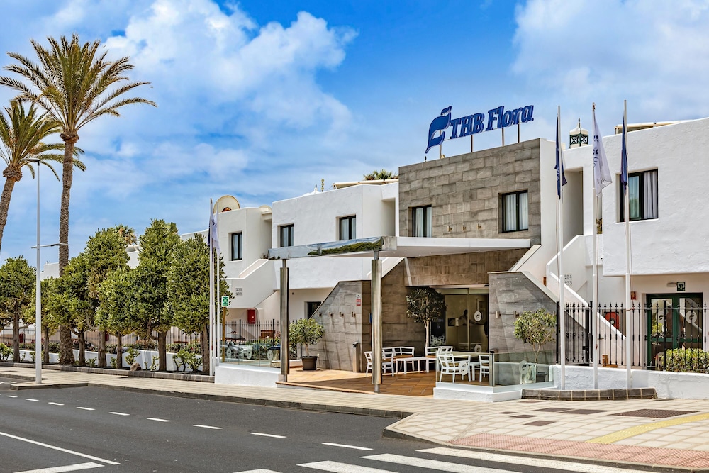THB Flora Aparthotel — Hotel building in Puerto del Carmen, Canary Islands