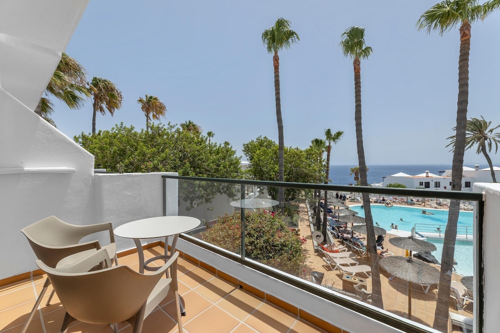 THB Flora Aparthotel — Swimming pool in Puerto del Carmen, Canary Islands
