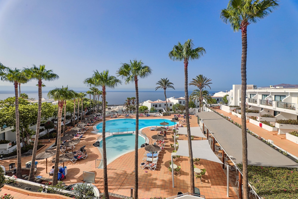 THB Flora Aparthotel — Swimming pool in Puerto del Carmen, Canary Islands