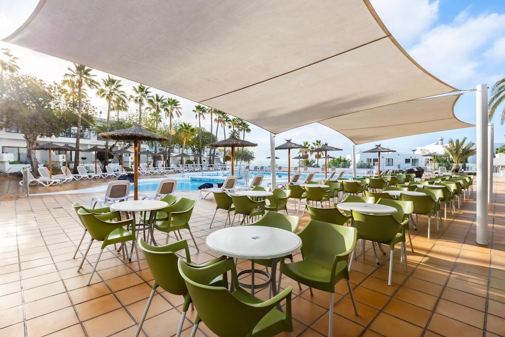 THB Flora Aparthotel — Restaurant & bars in Puerto del Carmen, Canary Islands
