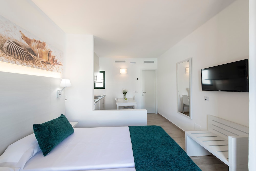 THB Flora Aparthotel — Hotel rooms in Puerto del Carmen, Canary Islands