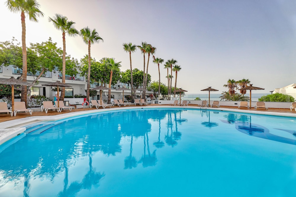 THB Flora Aparthotel — Swimming pool in Puerto del Carmen, Canary Islands