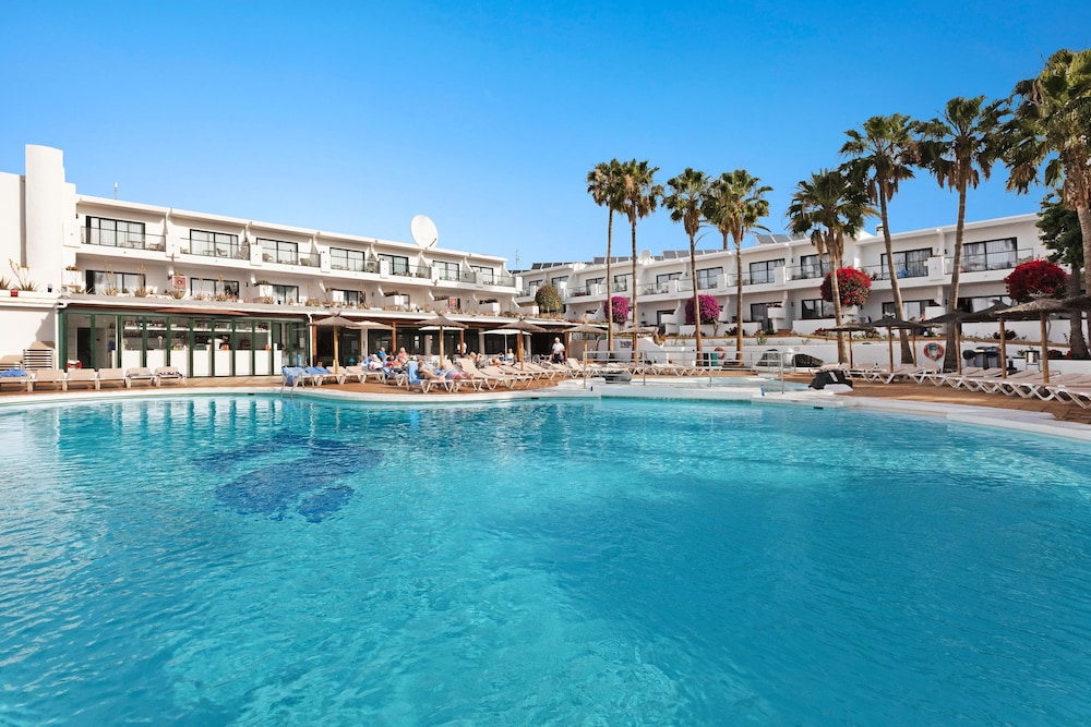 THB Flora Aparthotel — Swimming pool in Puerto del Carmen, Canary Islands