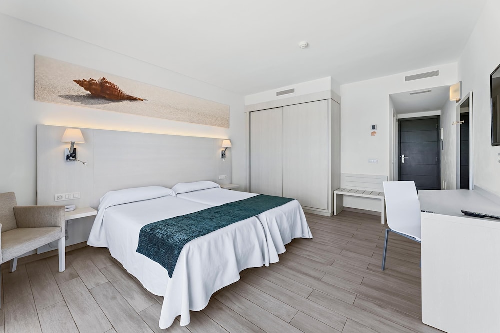 THB Flora Aparthotel — Hotel rooms in Puerto del Carmen, Canary Islands