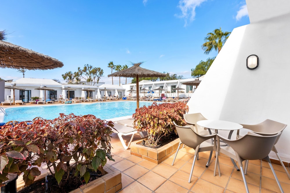 THB Flora Aparthotel — Swimming pool in Puerto del Carmen, Canary Islands