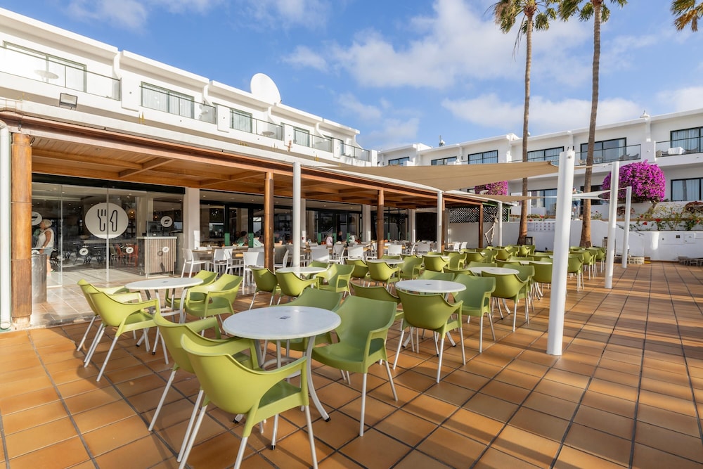 THB Flora Aparthotel — Restaurant & bars in Puerto del Carmen, Canary Islands
