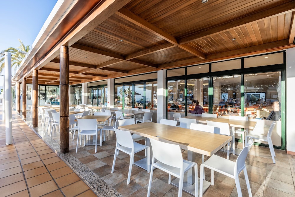 THB Flora Aparthotel — Restaurant & bars in Puerto del Carmen, Canary Islands