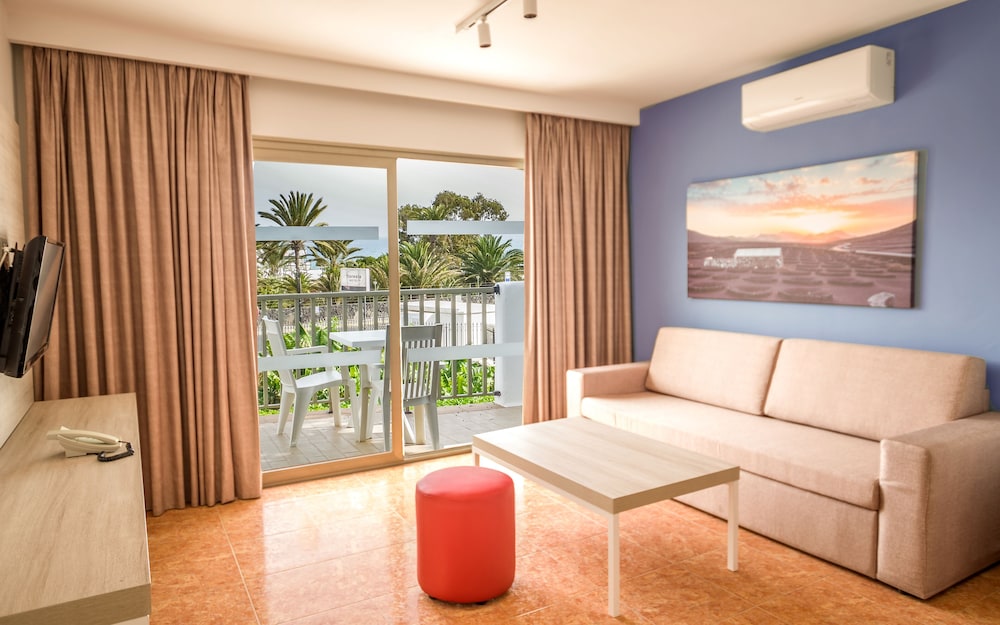 Hotel Floresta — Hotel rooms in Puerto del Carmen, Canary Islands