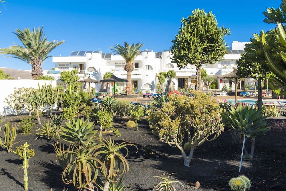 Hotel Floresta — Hotel building in Puerto del Carmen, Canary Islands