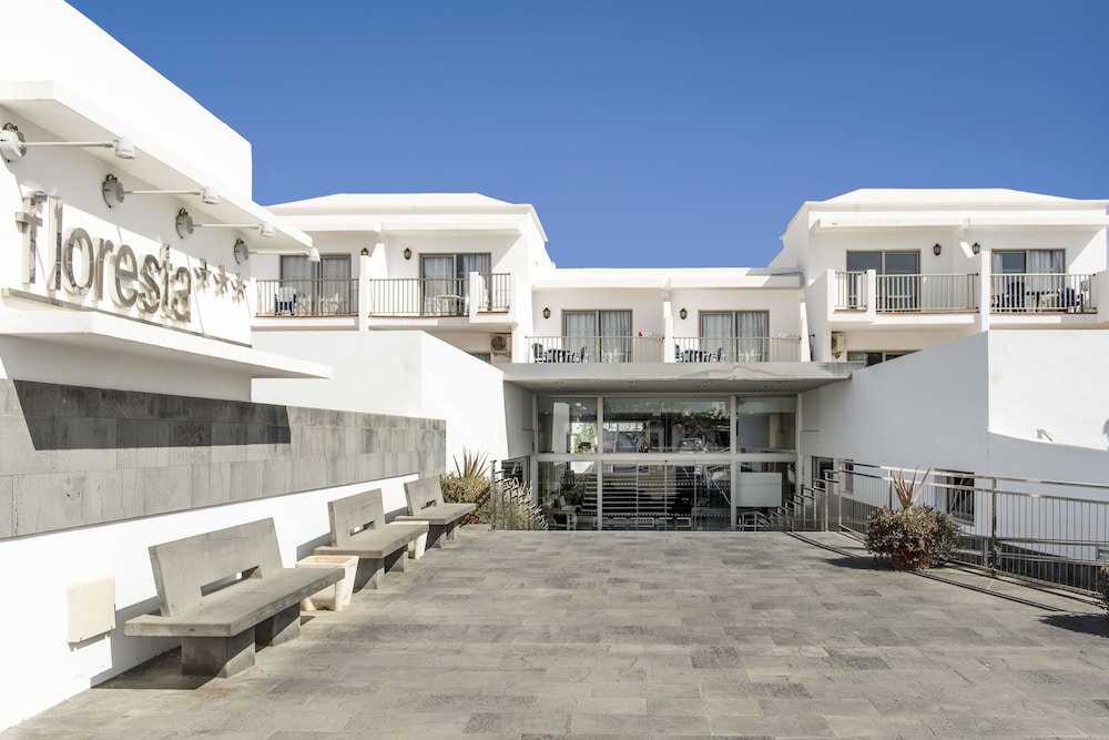 Hotel Floresta — Hotel building in Puerto del Carmen, Canary Islands