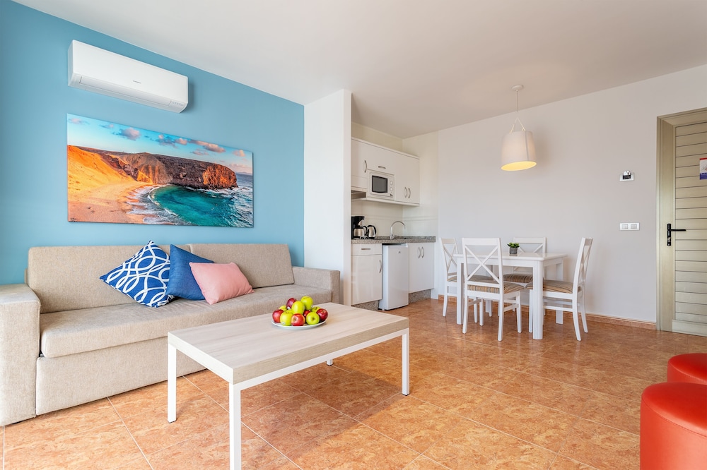 Hotel Floresta — Hotel rooms in Puerto del Carmen, Canary Islands