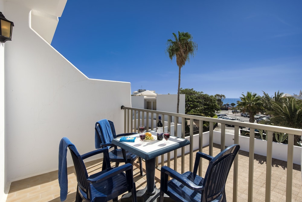 Hotel Floresta — Hotel rooms in Puerto del Carmen, Canary Islands