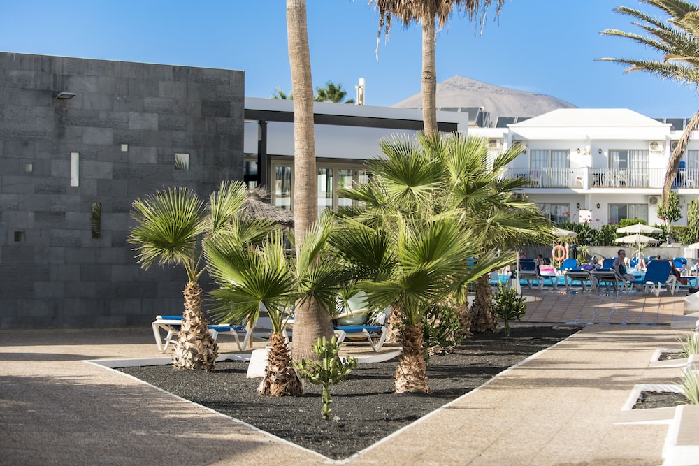 Hotel Floresta — Hotel building in Puerto del Carmen, Canary Islands