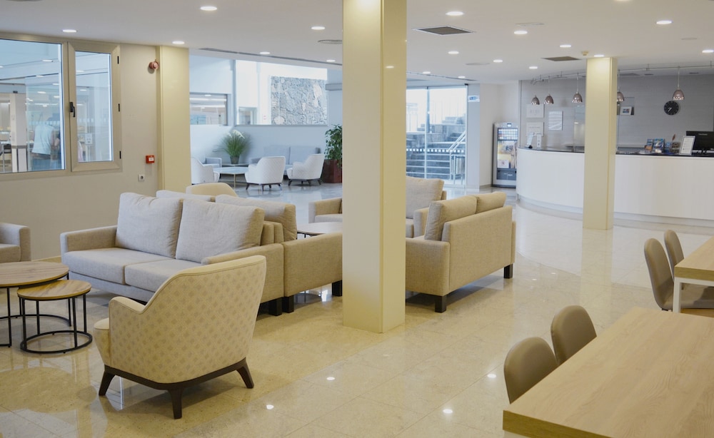 Hotel Floresta — Hotel building in Puerto del Carmen, Canary Islands