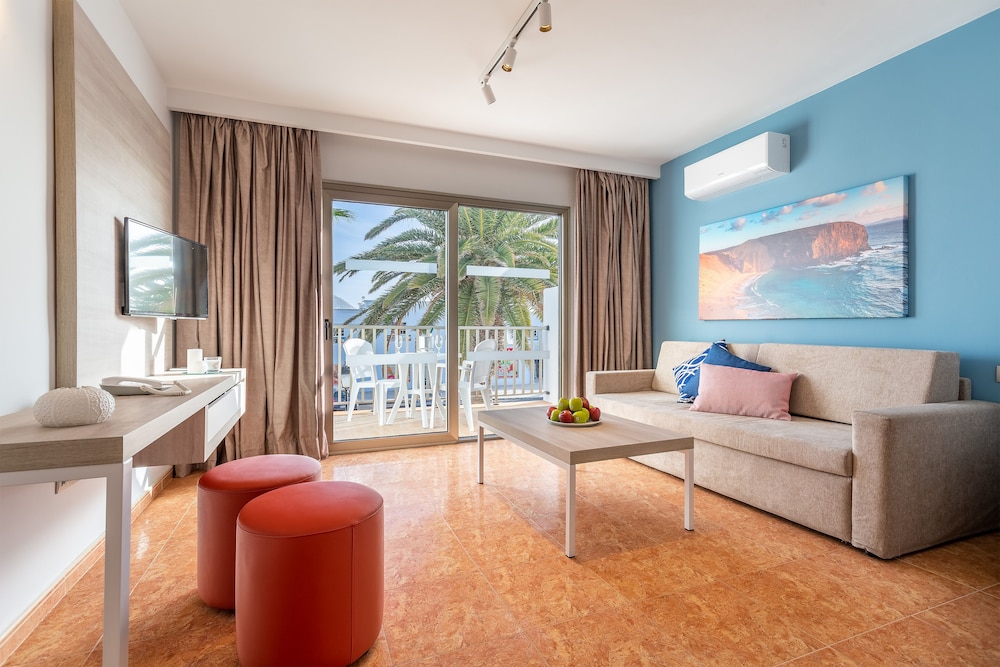 Hotel Floresta — Hotel rooms in Puerto del Carmen, Canary Islands
