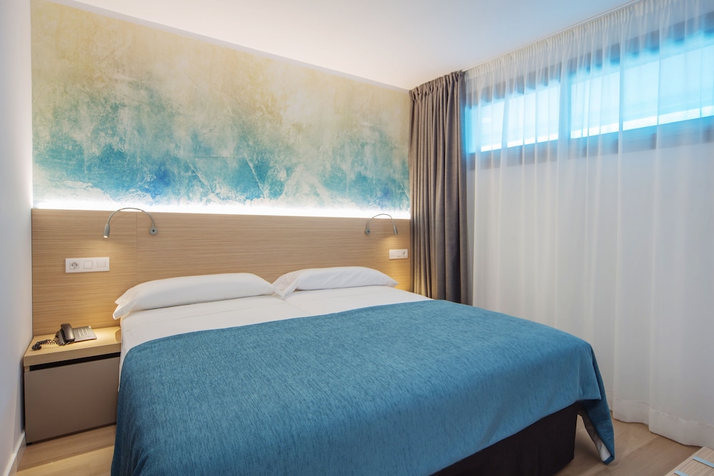 Aparthotel Fontanellas Playa — Hotel rooms in Playa de Palma, Balearic Islands