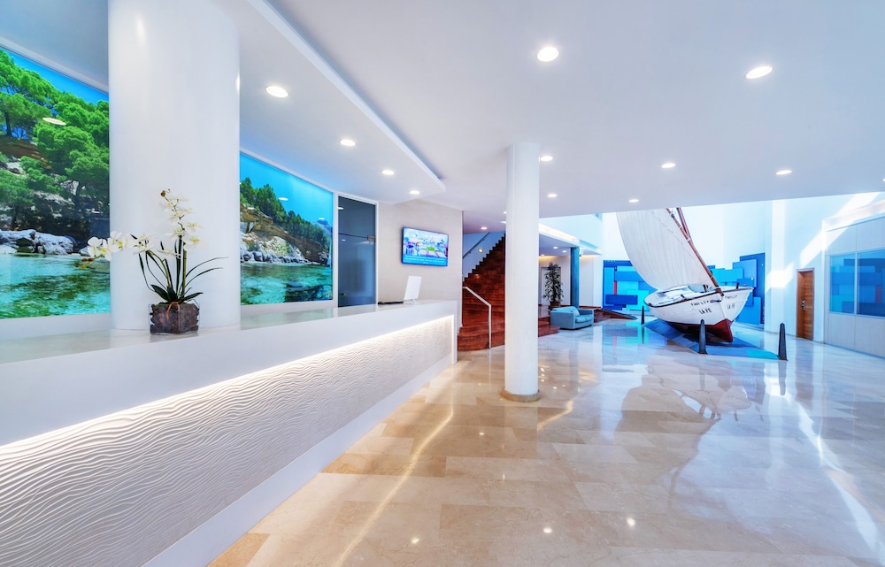 Aparthotel Fontanellas Playa — Hotel building in Playa de Palma, Balearic Islands
