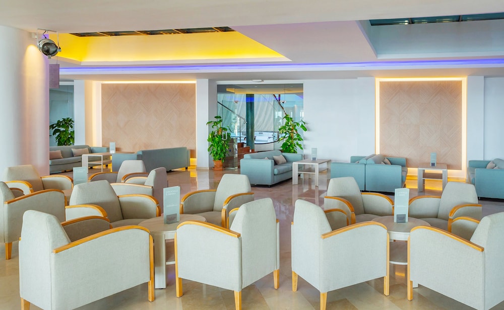 Aparthotel Fontanellas Playa — Hotel building in Playa de Palma, Balearic Islands