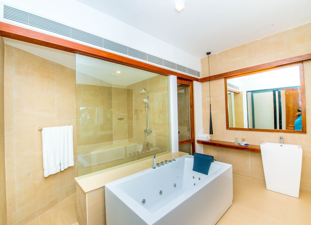 Goldi Sands Hotel — Hotel rooms in Negombo, Western Province