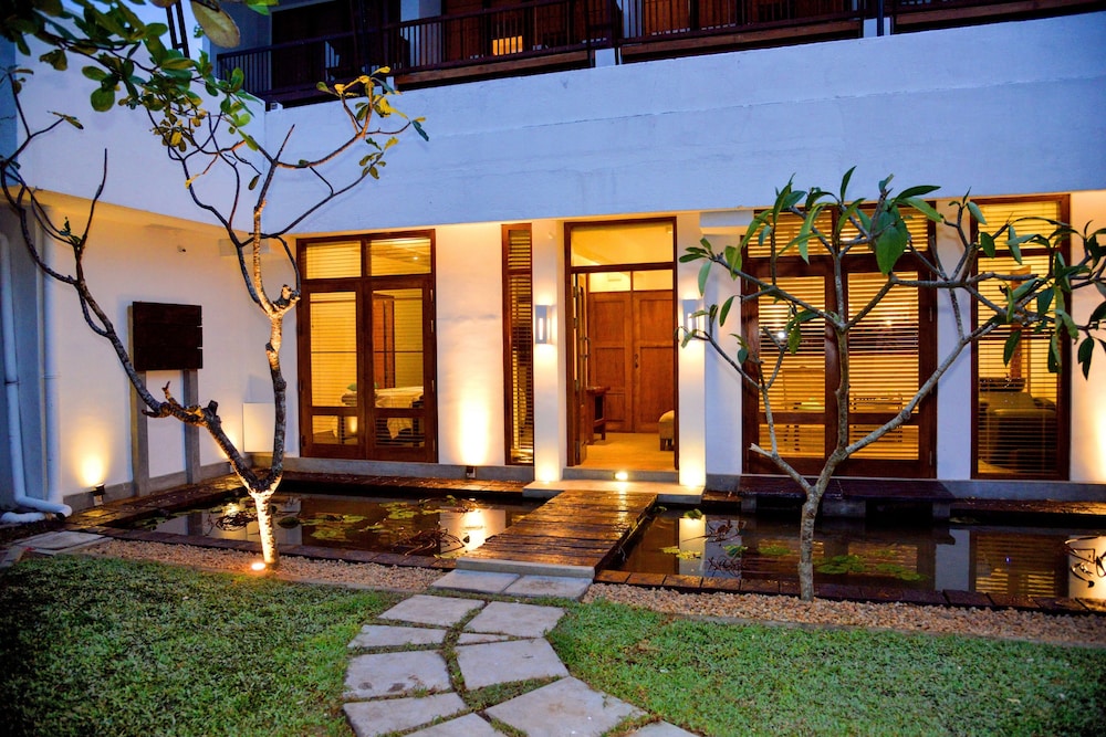 Goldi Sands Hotel — Hotel building in Negombo, Western Province