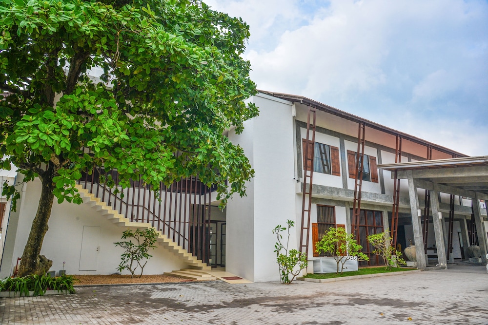 Goldi Sands Hotel — Hotel building in Negombo, Western Province
