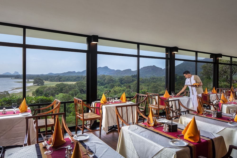 Heritance Kandalama — Restaurant & bars in Dambulla