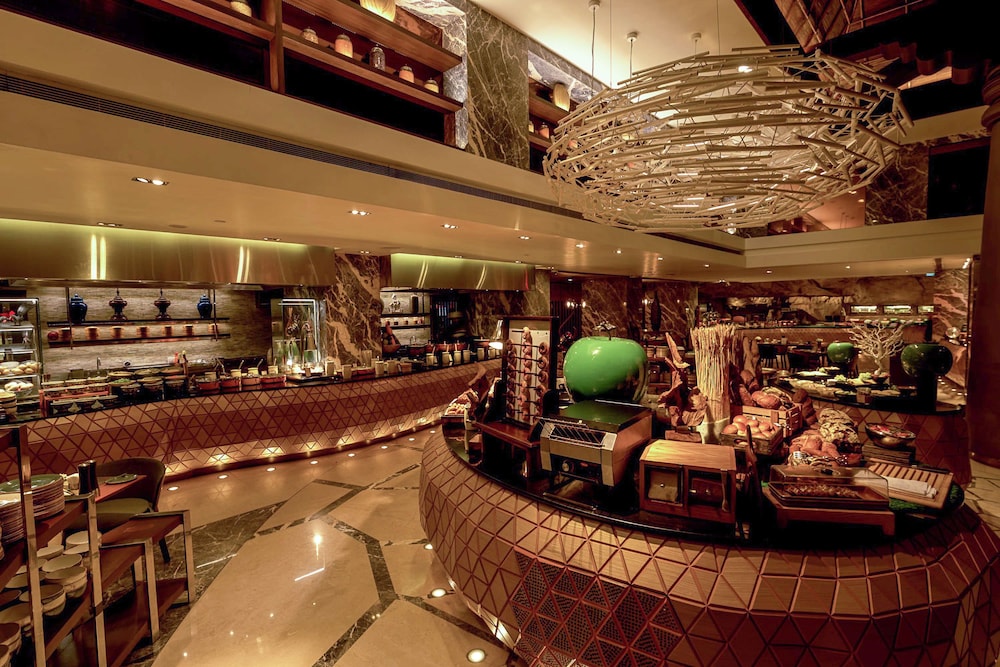 Hilton Colombo — Restaurant & bars in Colombo, Western Province