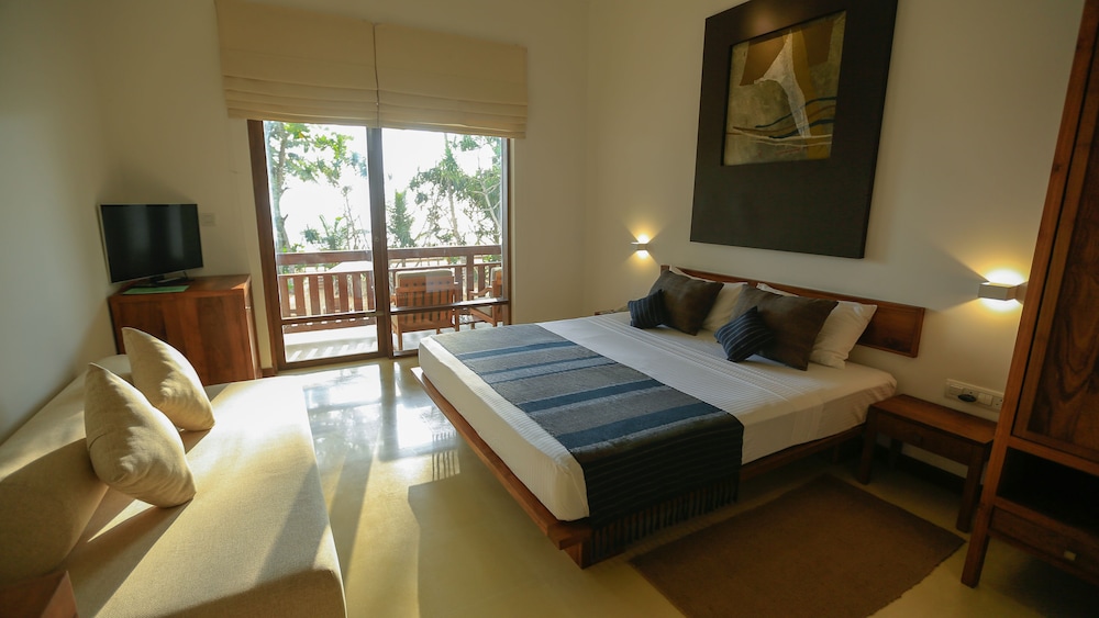 Pandanus Beach Resort & Spa — Hotel rooms in Induruwa, Southern Province