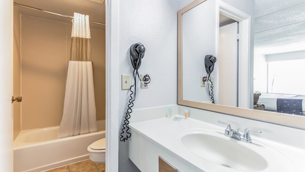 Home 1 Suites Extended Stay - Kissimmee — Hotel rooms in Kissimmee, Florida