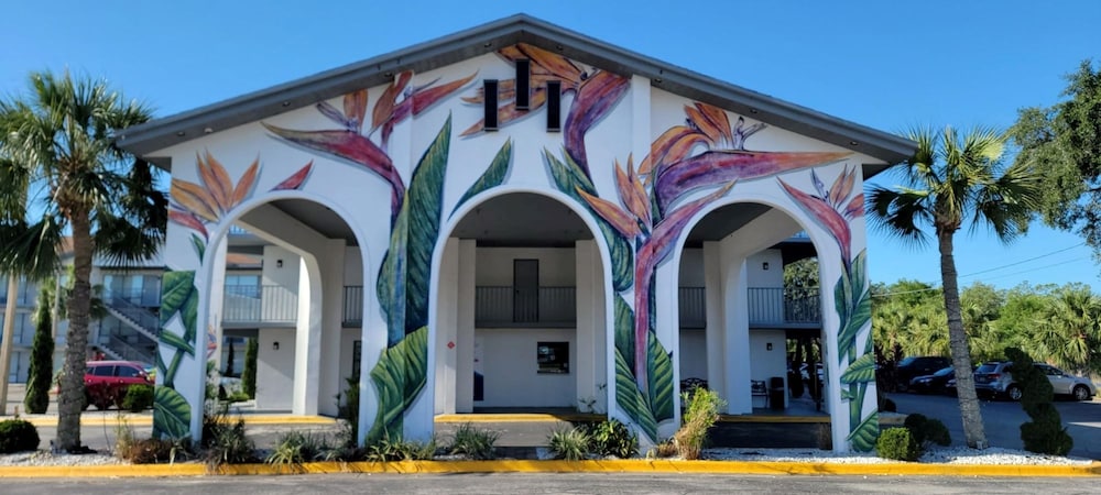 Home 1 Suites Extended Stay - Kissimmee — Hotel building in Kissimmee, Florida