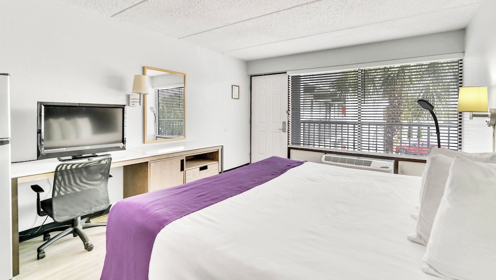 Home 1 Suites Extended Stay - Kissimmee — Hotel rooms in Kissimmee, Florida