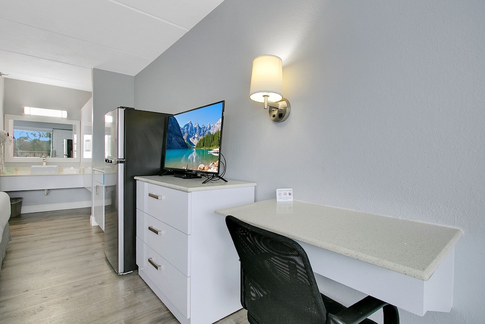 Home 1 Suites Extended Stay - Kissimmee — Hotel rooms in Kissimmee, Florida