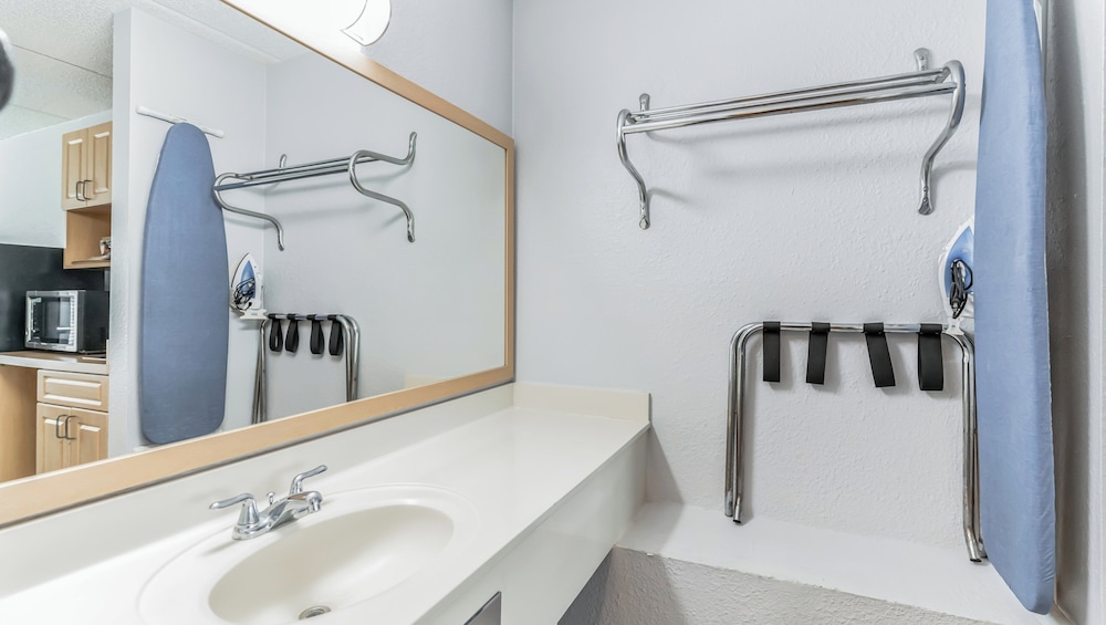 Home 1 Suites Extended Stay - Kissimmee — Hotel rooms in Kissimmee, Florida