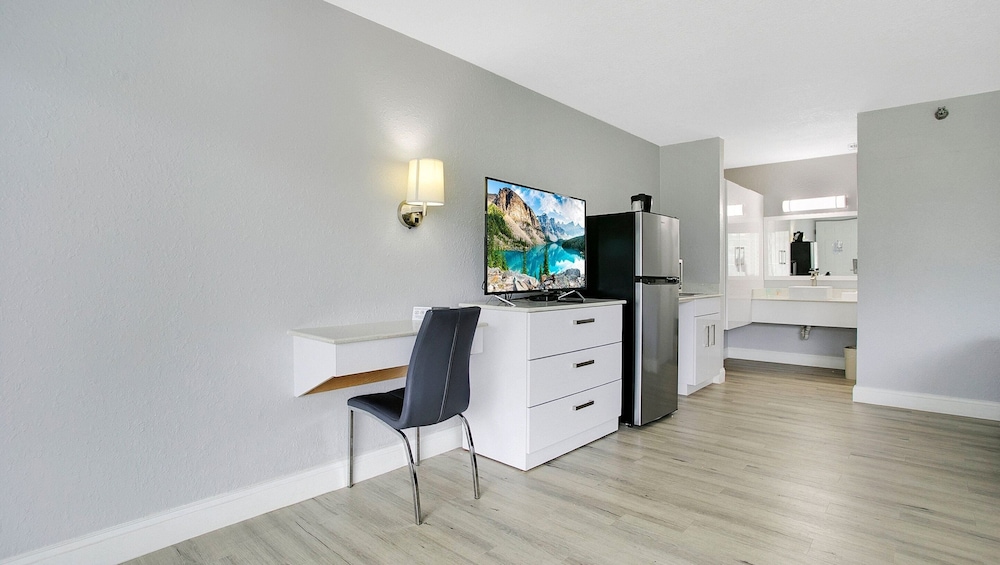 Home 1 Suites Extended Stay - Kissimmee — Hotel rooms in Kissimmee, Florida