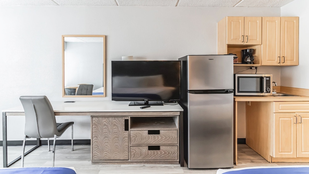 Home 1 Suites Extended Stay - Kissimmee — Hotel rooms in Kissimmee, Florida