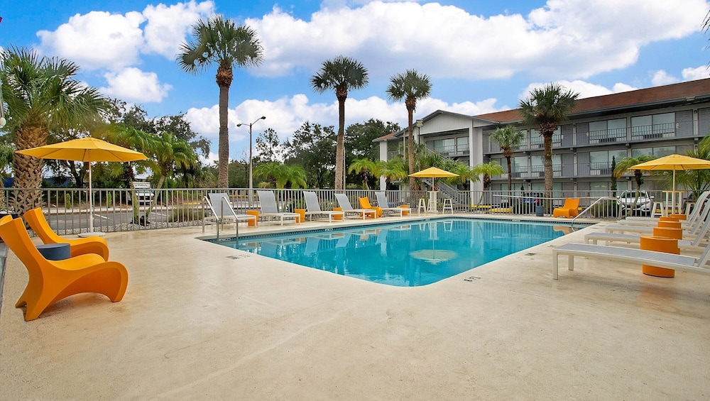 Home 1 Suites Extended Stay - Kissimmee — Main photo in Kissimmee, Florida