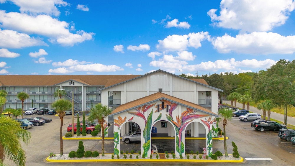 Home 1 Suites Extended Stay - Kissimmee — Hotel building in Kissimmee, Florida