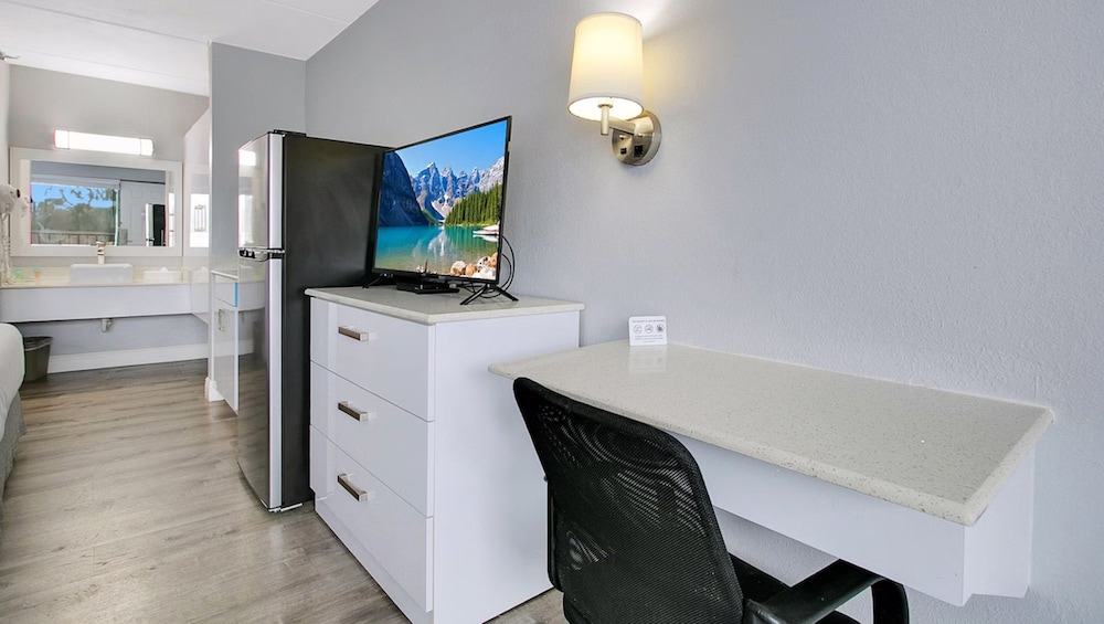 Home 1 Suites Extended Stay - Kissimmee — Hotel rooms in Kissimmee, Florida