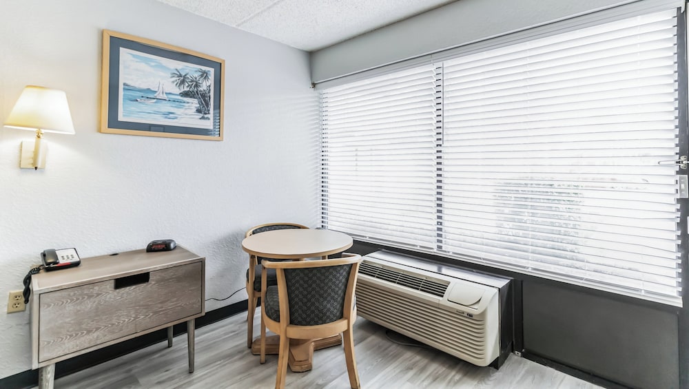 Home 1 Suites Extended Stay - Kissimmee — Hotel rooms in Kissimmee, Florida