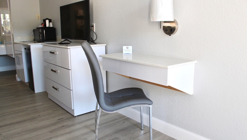 Home 1 Suites Extended Stay - Kissimmee — Hotel rooms in Kissimmee, Florida