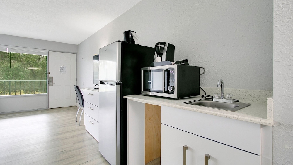 Home 1 Suites Extended Stay - Kissimmee — Hotel rooms in Kissimmee, Florida
