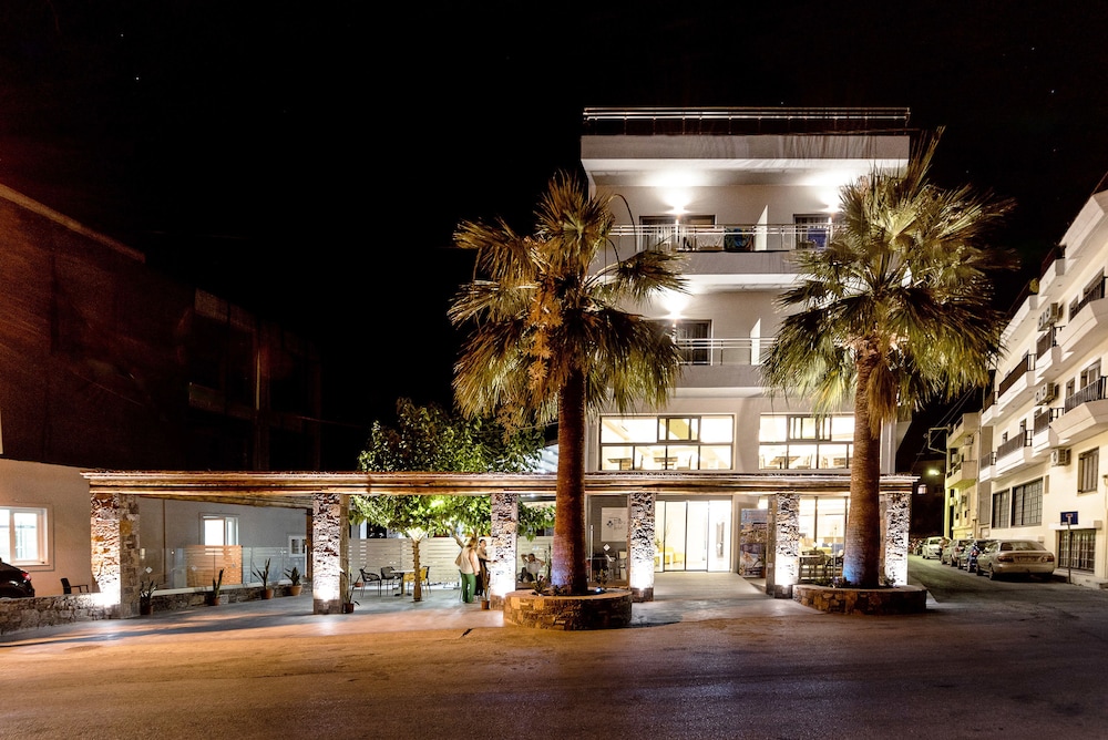Pollis Hotel — Hotel building in Hersonissos