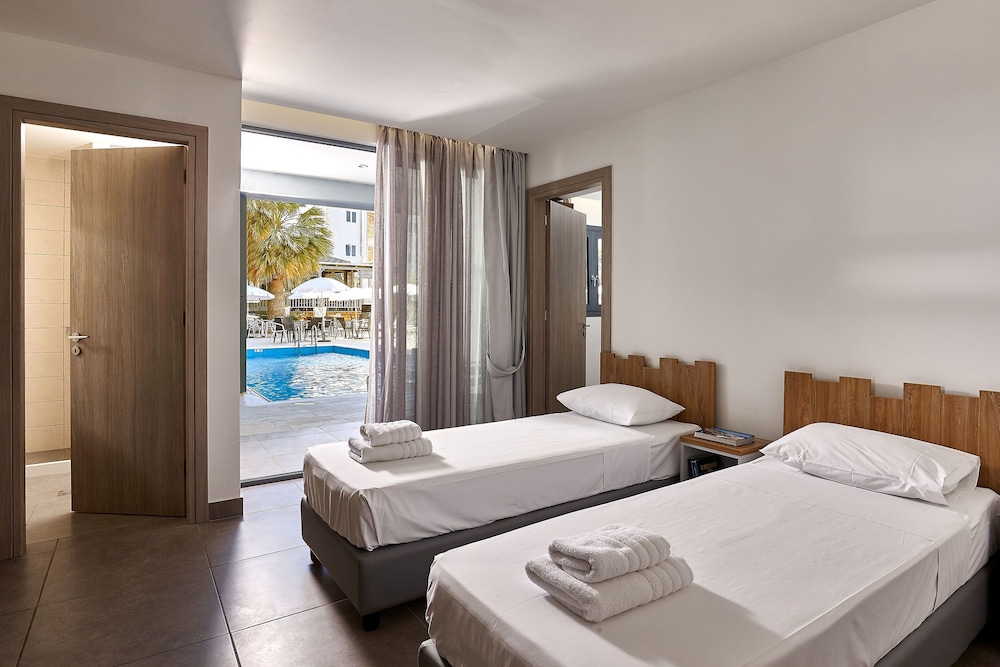 Pollis Hotel — Hotel rooms in Hersonissos