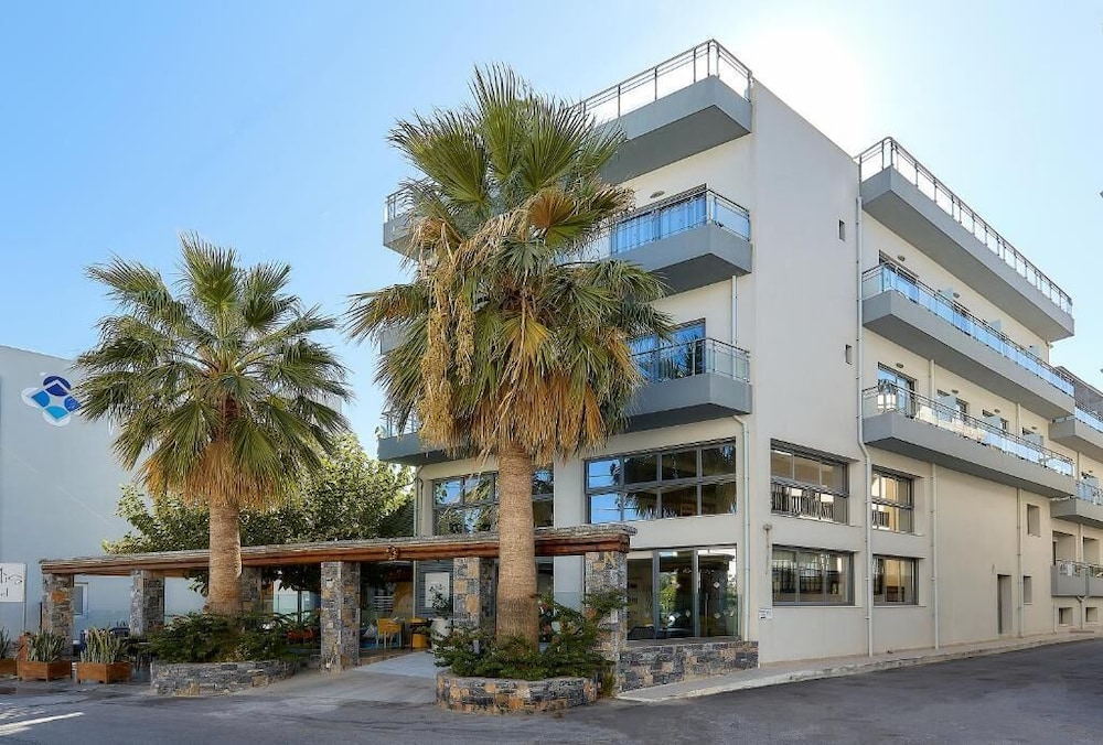Pollis Hotel — Hotel building in Hersonissos