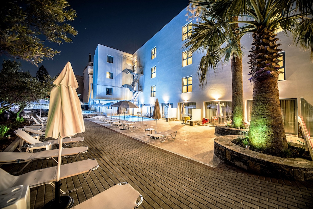 Pollis Hotel — Hotel building in Hersonissos