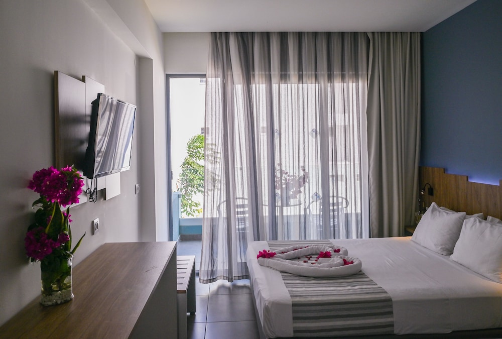 Pollis Hotel — Hotel rooms in Hersonissos