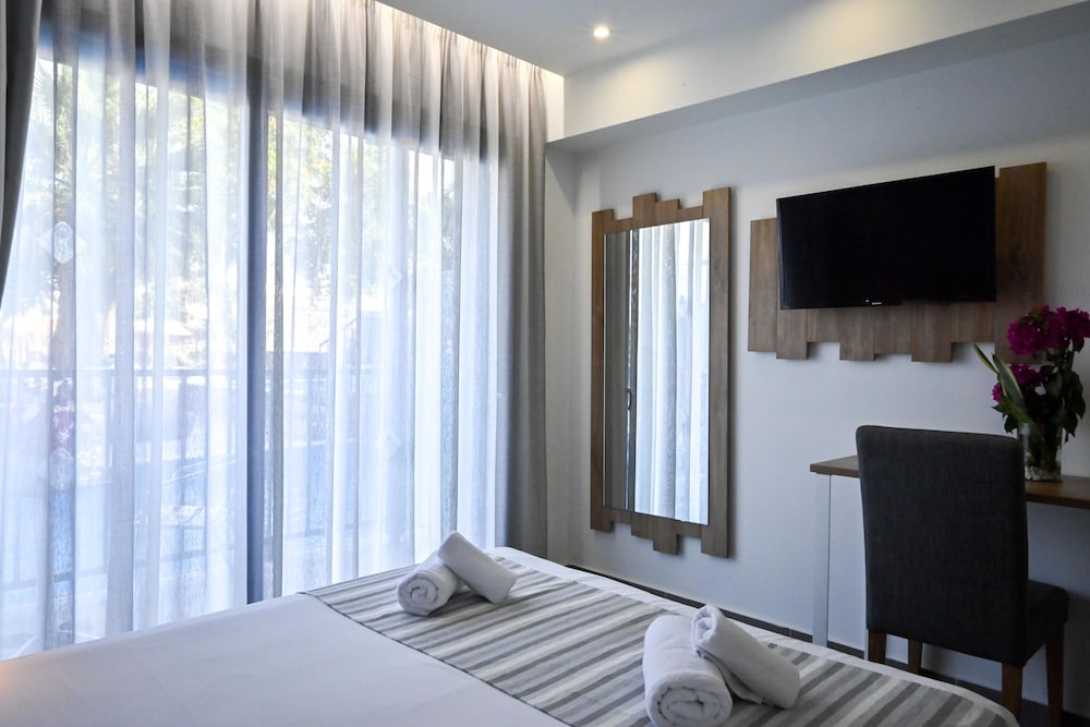 Pollis Hotel — Hotel rooms in Hersonissos
